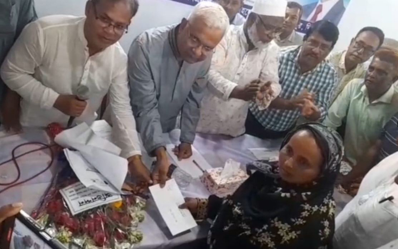 দাউদকান্দিতে সড়ক দুর্ঘটনায় নিহত পরিবারকে প্রধানমন্ত্রী কর্তৃক প্রদত্ত অনুদান প্রদান