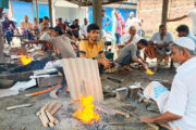 ঈদ সামনে, টুংটাং শব্দে মুখর বীরগঞ্জের কামারপাড়া