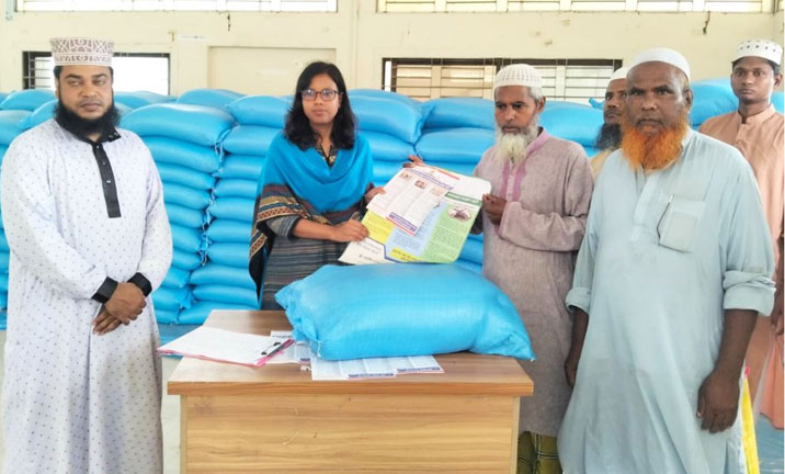 পাঁচবিবিতে চামড়া সংরক্ষণে বিনামূল্যে লবণ বিতরণ