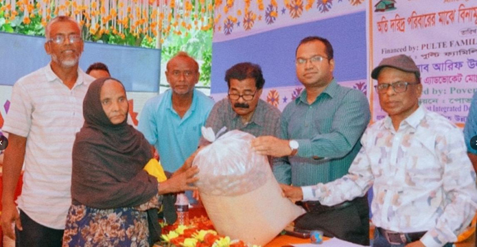 ধুনটে অসহায় ৩০ পরিবারের মুখে হাসি গবাদিপশু ও আর্থিক সহায়তা বিতরণ