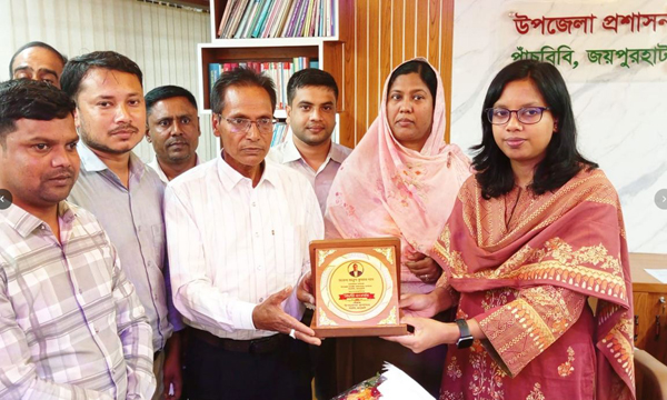 পাঁচবিবির ইউএনও প্রশাসনিক কর্মকর্তা অনুপ কুমারকে বিদায় সংবর্ধনা প্রদান করেন
