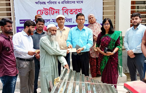 পাঁচবিবির ক্ষতিগ্রস্ত পরিবারকে ঢেউ টিন দিলেন জেলা প্রশাসক মহদোয়