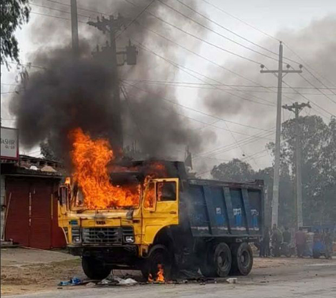চিরিরবন্দরে ড্যাম্প ট্রাকের ধাক্কায় ইজিবাইকের চালকসহ ৬ যাত্রী আহত, বিক্ষুদ্ধ জনতার ড্যাম্পট্রাকে আগুন