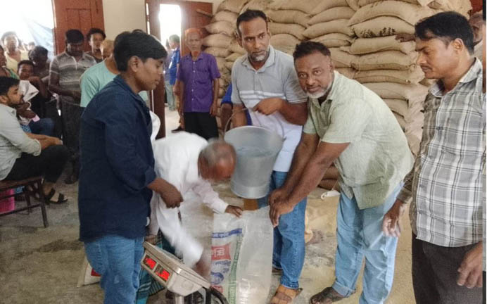 ফুলবাড়ী উপজেলার খয়েরবাড়ী ইউপিতে ভিজিএফের চাল বিতরণ