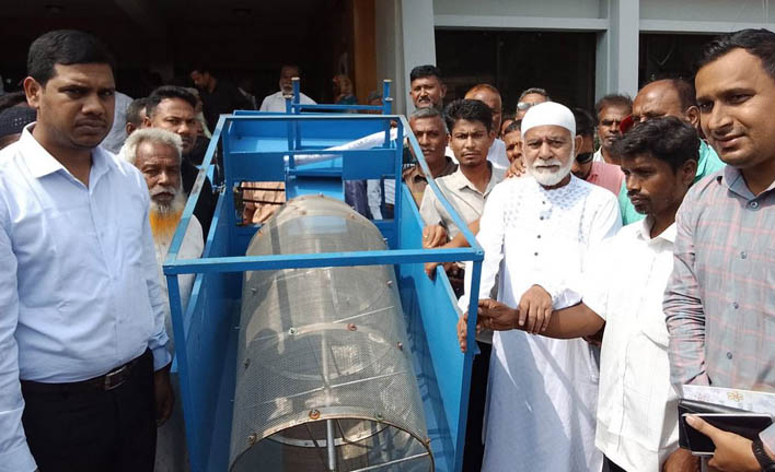 ফুলবাড়ীতে ভার্মি কম্পেস্ট সেপারেটর মেশিন বিতরণ