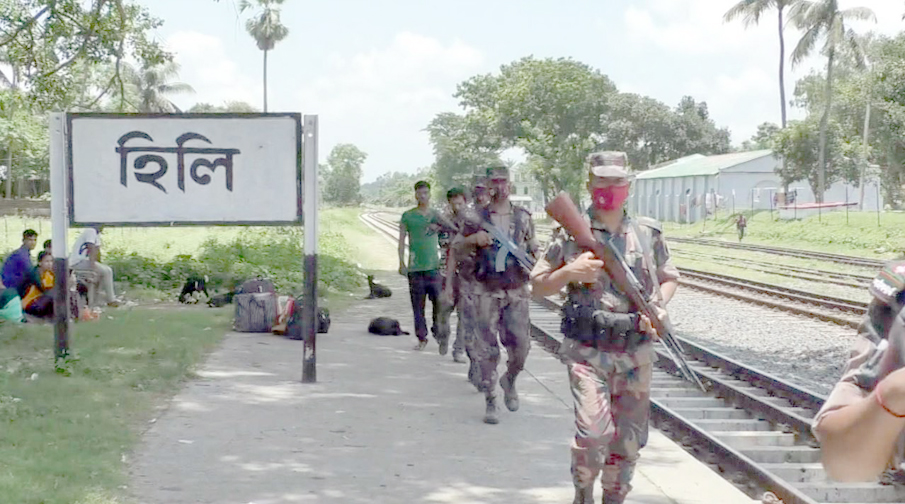 হিলি সীমান্তের বিভিন্ন এলাকায় মাইকিং করে স্থানীয় বাসিন্দাদের সতর্ক