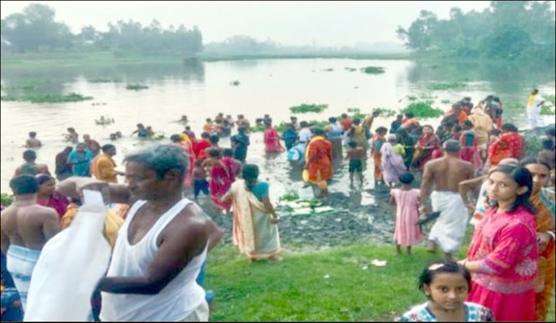 ঋষিঘাট গঙ্গাস্নান ও বারুণী মেলায় ভক্তদের ঢল, উৎসবমুখর ঘোড়াঘাট