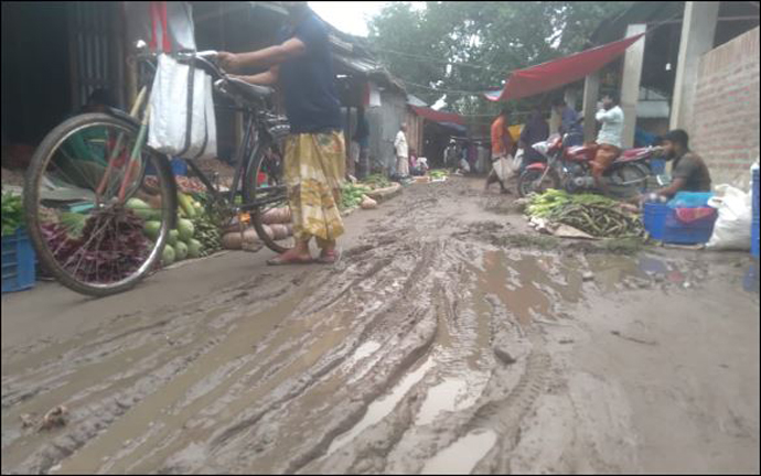 বদরগঞ্জে কাঁদা পানিতে একাকার নাগেরহাট বন্দর