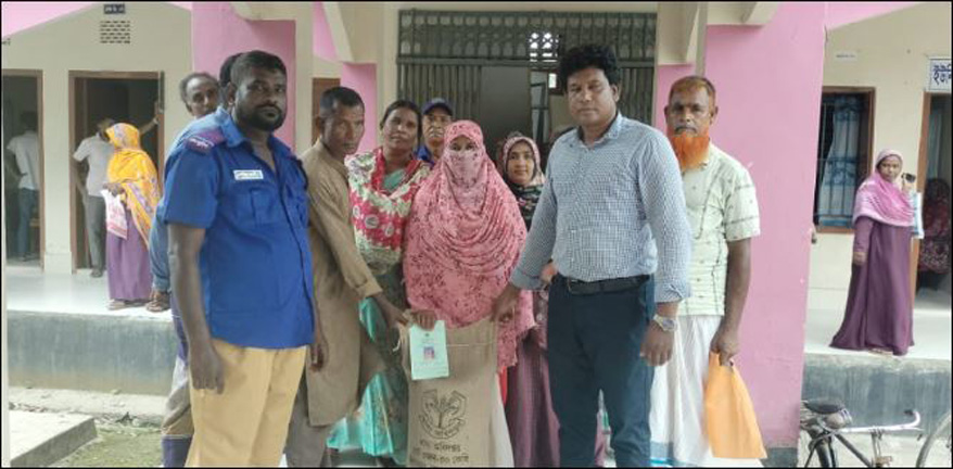 বিরামপুরের খানপুর ইউনিয়নে ভিডাব্লিউবি কর্মসূচির চাল বিতরণ উদ্বোধন