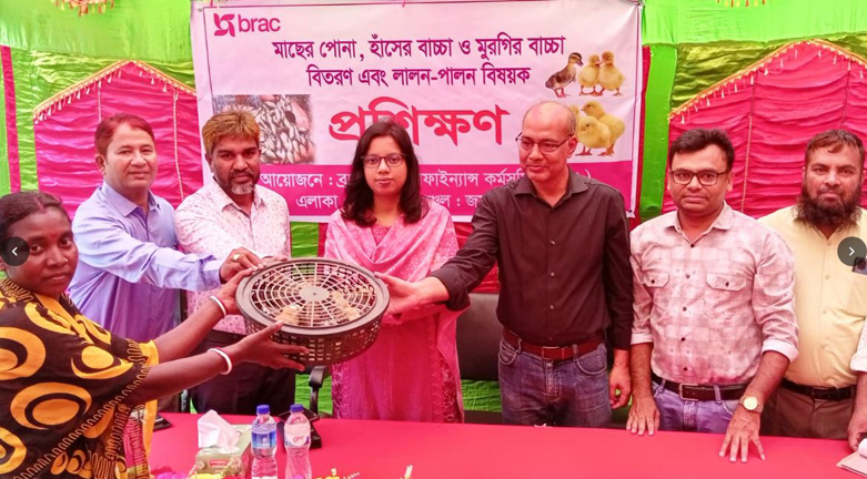 পাঁচবিবিতে ব্র্যাক হাঁস-মুরগীর বাচ্চা বিতরণ করেন