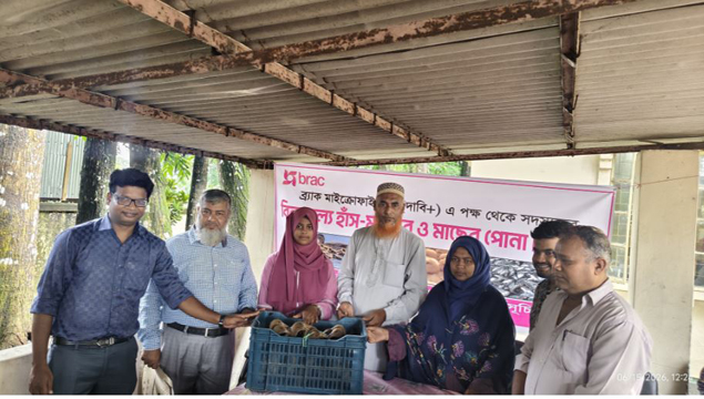 পঞ্চগড়ে ৩০৩ হতদরিদ্র নারী ও কিশোরির মাঝে হাঁস-মুরগির বাচ্চা ও মাছের পোনা বিতরণ