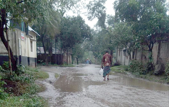 মধ্যপাড়া পাথরখনি গেটের রাস্তায় জলাবদ্ধতা, বদরগঞ্জ সড়কে যাত্রী চলাচলে  জনদুর্ভোগ