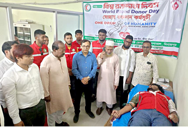 দিনাজপুরে বিশ্ব রক্তদাতা দিবস উপলক্ষে স্বেচ্ছায় রক্তদান কর্মসূচির উদ্বোধন করলেন জেলা পরিষদ প্রশাসক এ্যাড. মোফাজ্জল হোসেন দুলাল
