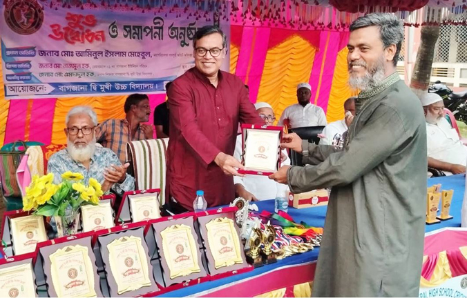বড় ভাইয়ের হাতে ক্রেস্ট তুলে দেন আপন ছোট ভাই