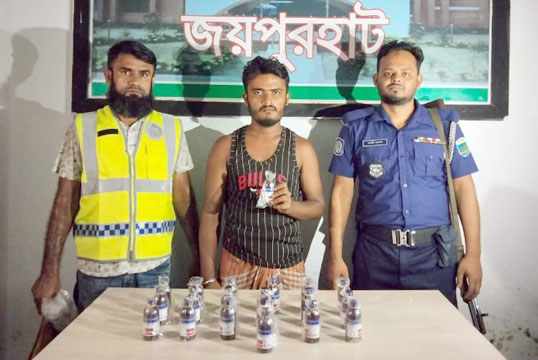 পাঁচবিবিতে মাদক ব্যবসায়ীকে আটক করেছে পুলিশ