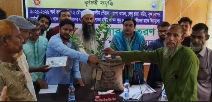 গোবিন্দগঞ্জে কৃষকদের মাঝে বিনামূল্যে গাছের চারা, বীজ ও সার বিতরণ