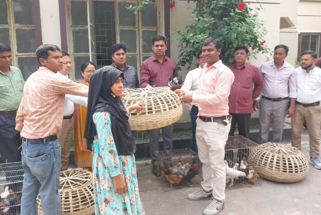 কিশোরীদের দক্ষতা উন্নয়নে ব্র্যাকের প্রশিক্ষণ ও সহায়তা প্রদান