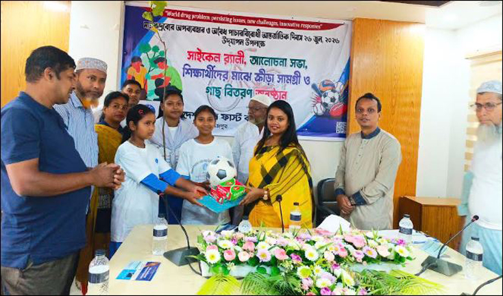 বীরগঞ্জে মাদকবিরোধী সচেতনতায় শিক্ষার্থীদের সাইকেল র‌্যালি, মানববন্ধন ও আলোচনা সভা অনুষ্ঠিত
