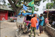 ফুটবল বিশ্বকাপ: হিলিতে পতাকা বিক্রি জমজমাট