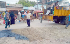 অবশেষে মসৃণ করা হলো ফুলবাড়ী পৌরশহরের মেইন রোডের সঙ্গে পকেট সড়কের সংযোগস্থল