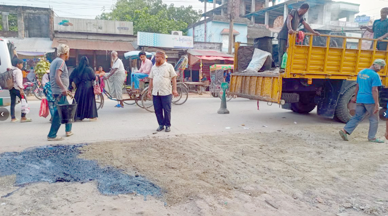 অবশেষে মসৃণ করা হলো ফুলবাড়ী পৌরশহরের মেইন রোডের সঙ্গে পকেট সড়কের সংযোগস্থল