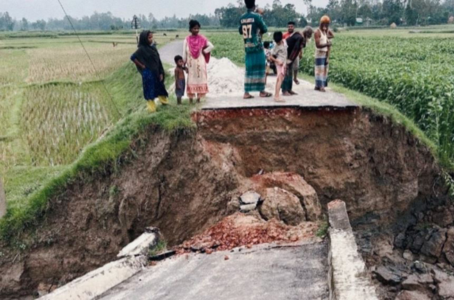ধুনটে টানা বৃষ্টিতে কালভার্ট ধস, ১৫ গ্রামের ৩০ হাজার মানুষের সড়ক যোগাযোগ বন্ধ