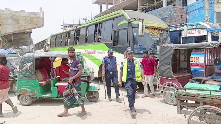 অতিরিক্ত যানবাহনের চাপে গোবিন্দগঞ্জ শহর এলাকায় যানজটে নাকাল শহরবাসী ও দুর্ভোগের শিকার যাত্রী
