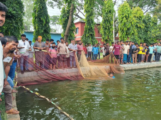 ফুলবাড়ীতে বিদ্যালয়ের পুকুরে গোসল করতে নেমে নবম শ্রেণির শিক্ষার্থী নিখোঁজ