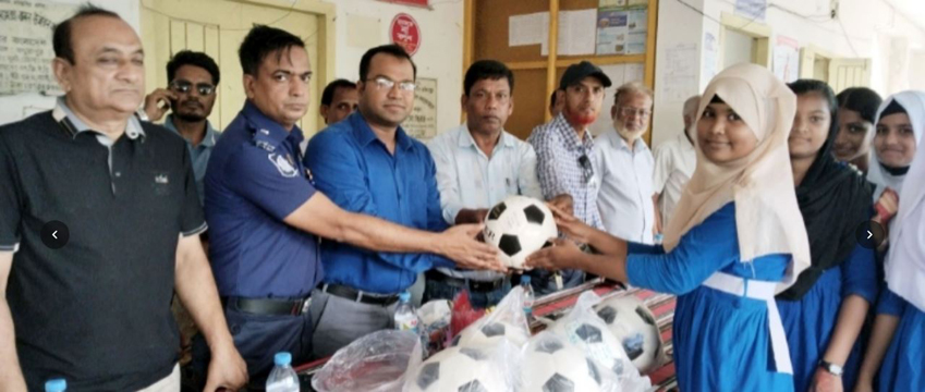 ধুনটে ৫২ শিক্ষা প্রতিষ্ঠানের শিক্ষার্থীদের মাঝে ক্রীড়া সামগ্রী বিতরণ