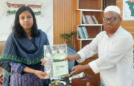 ইউএনওকে নিজের লেখা বই উপহার দিলেন অধ্যক্ষ আনিছুর রহমান