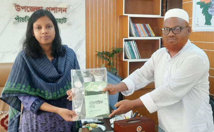 ইউএনওকে নিজের লেখা বই উপহার দিলেন অধ্যক্ষ আনিছুর রহমান