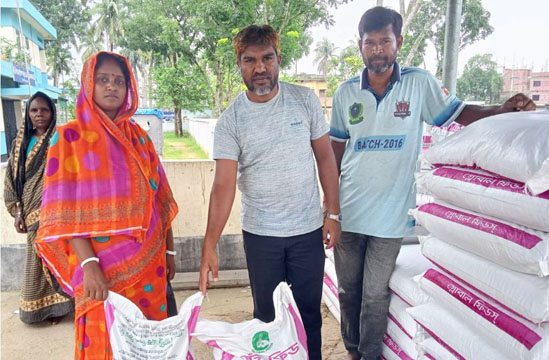 পাঁচবিবিতে গরু-ছাগলের খাদ্য বিতরণ