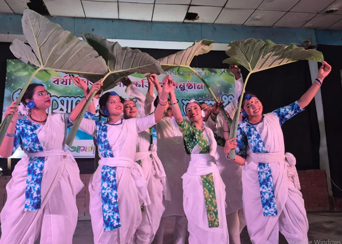বগুড়ায় আমরা কজন শিল্পীগোষ্ঠীর বর্ষার নৃত্য