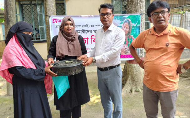 বোয়ালমারীতে ব্র্যাকের উদ্যোগে প্রান্তিক খামারিদের মাঝে হাঁসের বাচ্চা বিতরণ