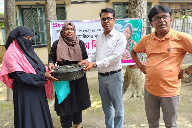 বোয়ালমারীতে ব্র্যাকের উদ্যোগে প্রান্তিক খামারিদের মাঝে হাঁসের বাচ্চা বিতরণ