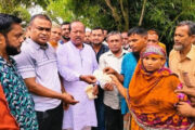দিনাজপুরে  ক্ষতিগ্রস্তদের মাঝে চেক বিতরণ জেলা পরিষদ  প্রশাসকের