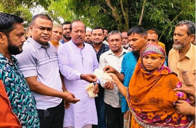 দিনাজপুরে  ক্ষতিগ্রস্তদের মাঝে চেক বিতরণ জেলা পরিষদ  প্রশাসকের