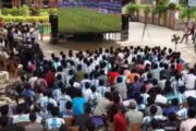 আজিজুল হক কলেজের বটতলায় বড় পর্দায় খেলা দেখল শিক্ষার্থীরা