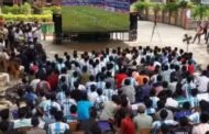 আজিজুল হক কলেজের বটতলায় বড় পর্দায় খেলা দেখল শিক্ষার্থীরা