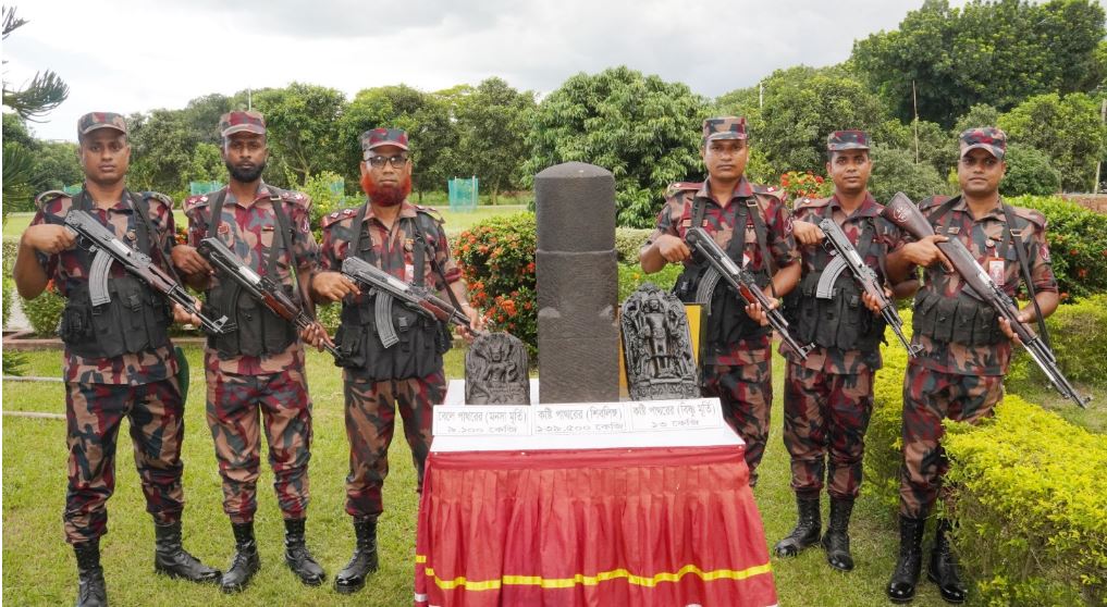 দিনাজপুরে বিজিবি'র অভিযানে দেড় কোটি টাকা মূল্যের প্রত্নবস্তু উদ্ধার