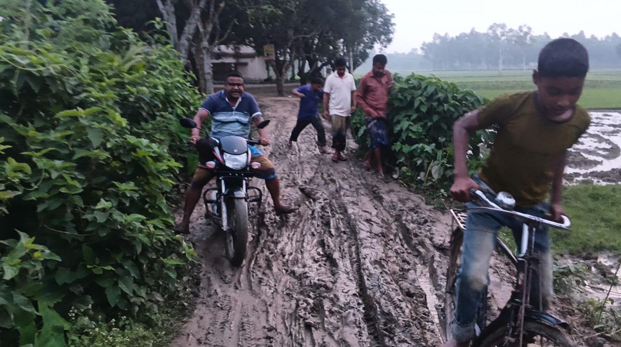 বিরলের এনায়েতপুর বিওপির মোড় হতে দ্বীপনগর সড়কে বৃষ্টির পানিতে চলাচলে দুর্ভোগ