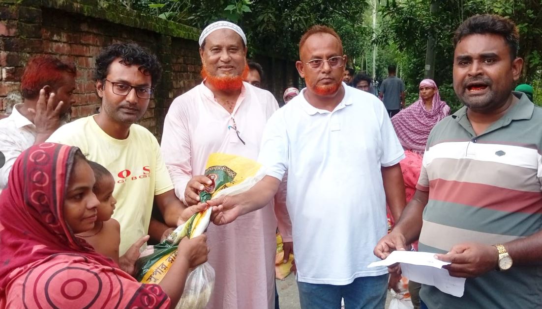 পাঁচবিবিতে পানিবন্দি পরিবারকে খাদ্য সহায়তা দিলেন মেয়র প্রার্থী ডালিম