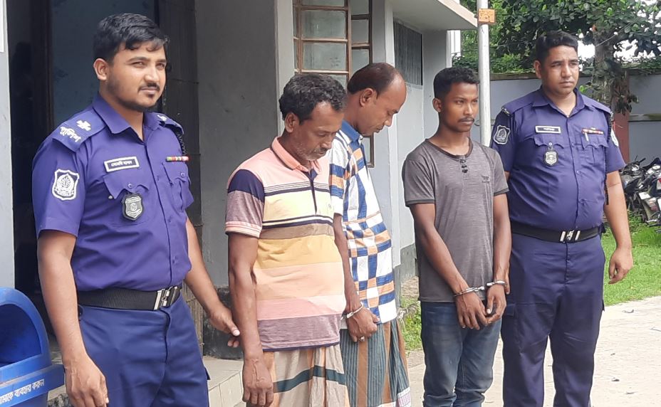ছোলা বুট ও সরিষা উদ্ধারের একদিন পরে ট্রাক চালক ও হেলপার সহ ৪ জনকে আটক করেন পুলিশ