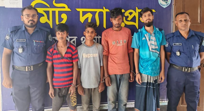 মাদক মামলায় তিনজনের কারাদণ্ড, ওয়ারেন্টভুক্ত আসামি আদালতে প্রেরণ