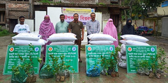 ধুনটে মাছ চাষে উৎপাদন বাড়াতে চাষীদের মাঝে বিনামূল্যে খাদ্য ও গাছের চারা বিতরণ