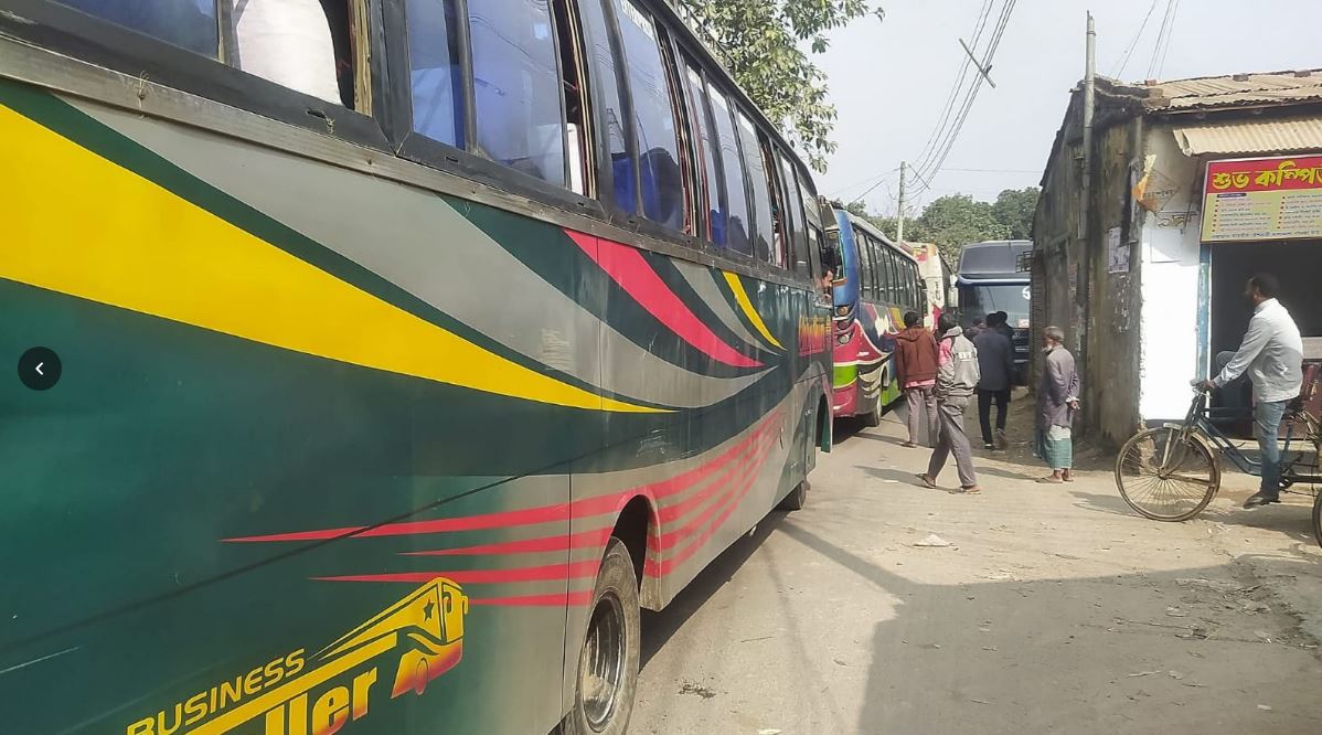 হিলি স্থলবন্দরের  ব্যাস্ততম সড়কে নেই ট্রাফিক ব্যবস্থা প্রভাব পড়ছে বাণিজ্যে