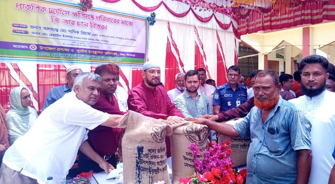 বিরলের ১২ টি ইউনিয়নে প্রাকৃতিক দুর্যোগে ক্ষতিগ্রস্থ মানুষদের মাঝে জি আর এর চাল বিতরণ