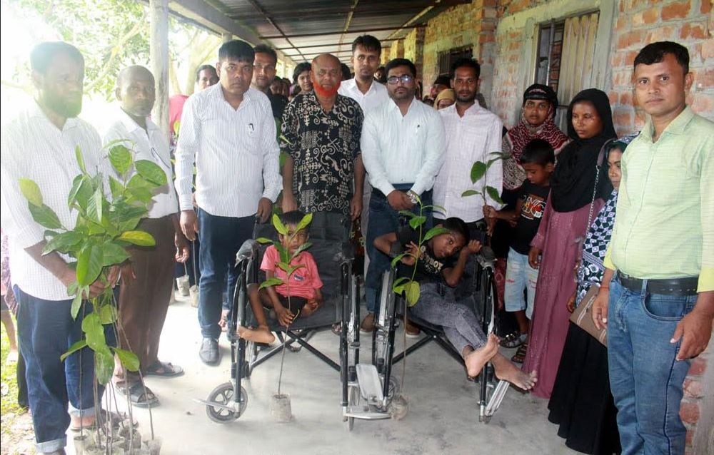ফুলবাড়ীতে প্রতিবন্ধী শিশুদের মাঝে গাছের চারা বিতরণ
