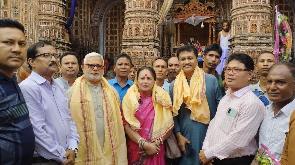 দিনাজপুরে কান্তজিউ মন্দির পরিদর্শন করলেন পূজা উদযাপন ফ্রন্টের সভাপতি অপর্ণা রায়