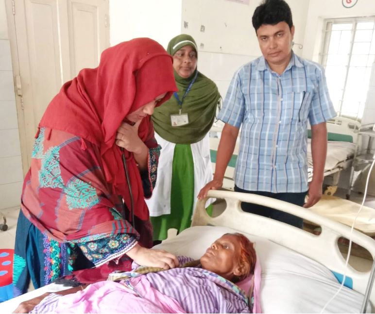 পাঁচবিবি উপজেলা স্বাস্থ্য কমপ্লেক্সে সাপে কাটা রুগীকে সুস্থ করলেন ডা. তরুণ কুমার